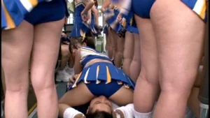 ムレムレチアガールバス チアブル湿度数200％… 運動直後のムレた女子大生満員バスでチラリズムに導かれて強●発射！ サンプル画像